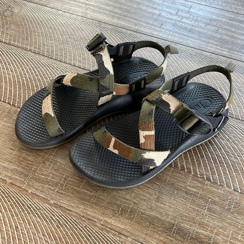Kids camo Chacos